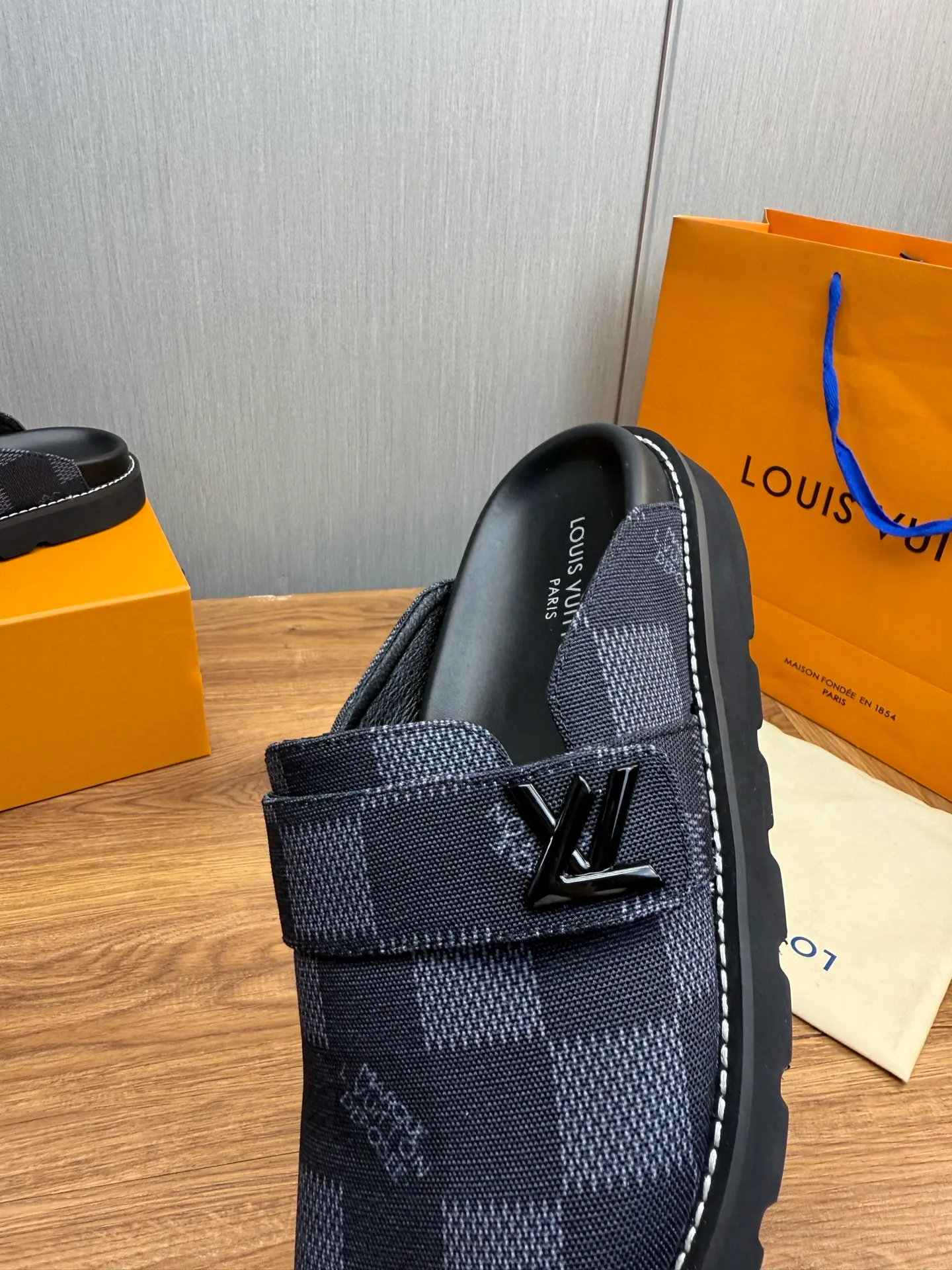 Men's shoes 💰420💰 Lv. hot selling men's slippers 🔥 🩴Official website one to one production 38-45 sizes 45 46 🉑️Customized!